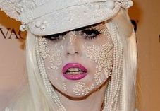 Co Lady Gaga ma na twarzy?