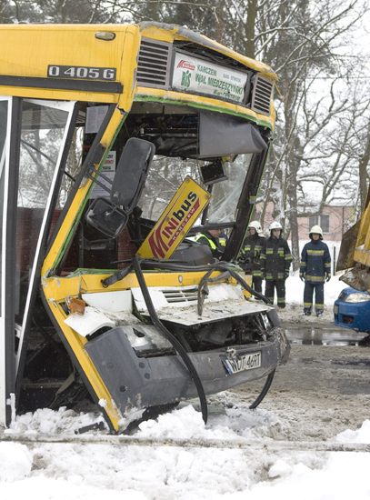 Autobus najecha� na wywrotk� - zdj�cia