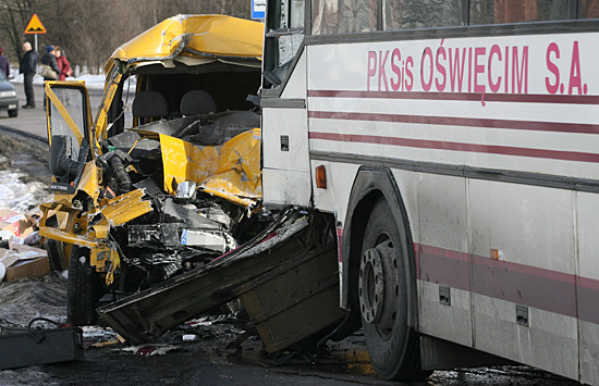 Tragiczne zderzenie autobusu z furgonetk� Poczty Polskiej