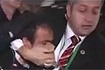 Rzuci� butem w premiera, ale chybi� - zobacz film