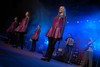 Beltaine & Comhlan Celtic Motion Project - to niezwyk�e zderzenie irlandzkiej i breto�skiej muzyki oraz irlandzkiego ta�ca na �ywo. Ca�o�� oparta jest na tradycyjnej muzyce celtyckiej ubranej jednak we wsp�czesne brzmienia i aran�acje.

Tradycja, nowoczesne brzmienia, efektowny taniec na �ywo, instrumenty charakterystyczne zar�wno dla muzyki irlandzkiej, breto�skiej ale tak�e co ciekawe - hiszpa�skiej i indyjskiej - to mieszanka, kt�ra tworzy wyj�tkowe i niezapomniane widowisko.
www.celticmotionproject.pl 