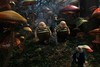 Nowy film Burtona stanowi bez w�tpienia niezwyk�e przedsi�wzi�cie techniczne. Wykonano ponad 2500 uj�� z efektami specjalnymi, wykorzystuj�c kombinacj� live action, klasyczn� animacj� i wiele innych technik. Jednym z wielkich wyzwa� by�o sfilmowanie powi�kszonej dwukrotnie g�owy Czerwonej Kr�lowej, tak by wygl�da�o to jak najbardziej naturalnie. W tym celu skonstruowano dwa systemy skomplikowanych kamer. Dla Toma Peizmana, re�ysera efekt�w wizualnych trudnym zadaniem okaza�o si� r�wnie� przedstawienie oczu Kapelusznika, tak by prawdziwie oddawa�y zmiany nastroju bohatera. Tr�jwymiarowa scenografia w filmie, zainspirowana ilustracjami oryginalnego wydania „Alicji” wizualnie ol�niewa, zabieraj�c widz�w Orange IMAX w miejsca, kt�rych nigdy nie widzieli nawet oczyma swojej wyobra�ni. Film „Alicja w Krainie Czar�w” od 5 marca b�dzie mo�na obejrze� w kinach Cinema City i Orange IMAX w ca�ej Polsce. „Alicja w krainie czar�w” Tima Burtona w Orange IMAX to niezwyk�a podr� w �wiat wyobra�ni po drugiej stronie lustra . Przedsprzeda� bilet�w ju� trwa! 