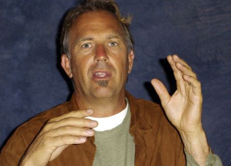 Kevin Costner pracuje na ulicy