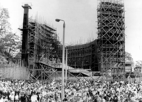 Budujemy KO�CIӣ. Wsp�czesna architektura sakralna w Nowej Hucie
