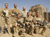 Premiera: 16 marca (wtorek) o godz. 23:30 na Discovery ChanelRoss rozmawia zar�wno z wojskami koalicji, jak i z Narodow� Armi� Afganistanu. Wys�uchuje historii rannej Afganki, kt�ra przypadkowo dosta�a si� w krzy�owy ogie� strzelaniny oraz odwiedza �o�nierzy, wracaj�cych do Wielkiej Brytanii po odniesieniu powa�nych ran na pierwszej linii frontu. Z bezpiecznego �wiata wielkiego miasta, w kt�rym dotychczas mieszka�, Ross trafia w sam �rodek piek�a, gdzie pu�apki, samob�jcze ataki i wybuchy min staj� si� codzienno�ci�. Ka�dy dzie� to igraszki ze �mierci�, kt�ra mo�e spotka� go z r�k ka�dego przechodz�cego Afga�czyka. 