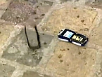Telefon roztrzaska� si� na betonie