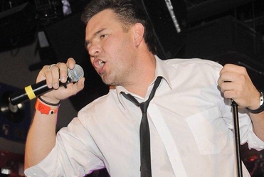 Karolak za�piewa w show Polsatu