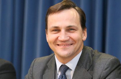 "Wprost" o Sikorskim: bucowaty arogant, przekonany o własnej nieomylności