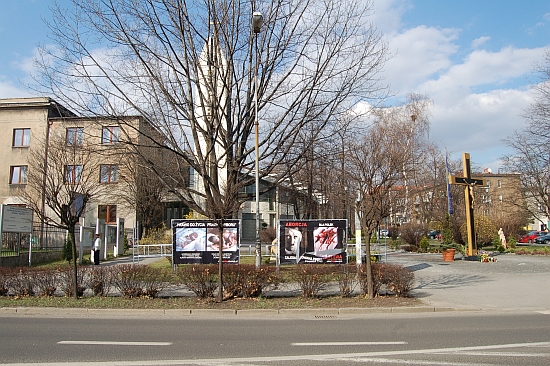Makabryczne plakaty przed ko�cio�em - zdj�cia