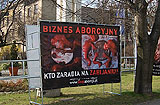 Makabryczne plakaty przed ko�cio�em - zdj�cia