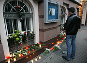 Ambasada RP w Rydze - ludzie zapalają znicze i wspominają prezydenta L. Kaczyńskiego