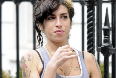 Amy Winehouse - bol� j� sztuczne piersi