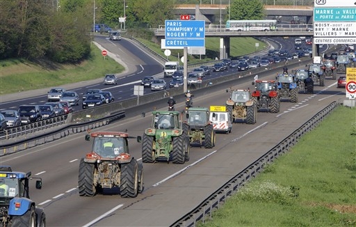 1000 traktor�w najecha�o na Pary� - zdj�cia