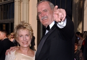 Haniebny zwi�zek Johna Cleese