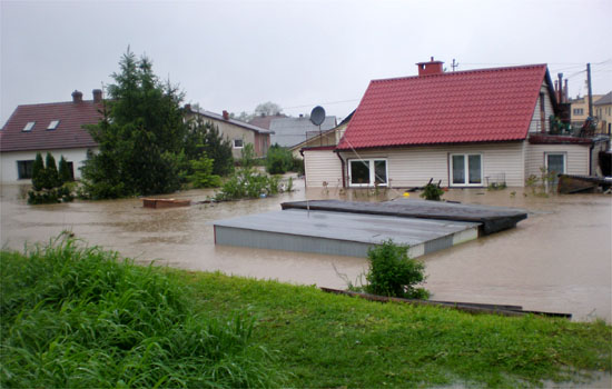 Rzeka Skawinka w Radziszowie (woj. małopolskie). Garaże znalazły się pod wodą
