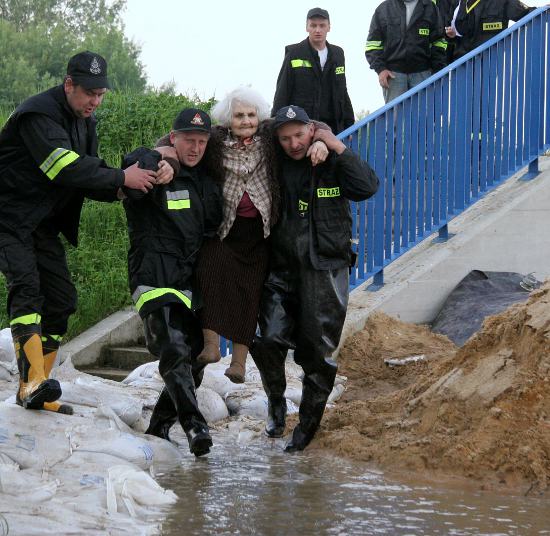 Ewakuacja Ludności I Zwierząt Z Terenów Zagrożonych Edb Ewakuacja ludności z miejscowości Dobre - WP Wiadomości