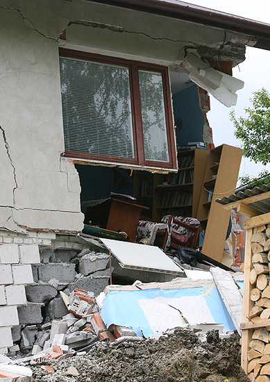 Wie�, kt�ra osun�a si� ze zbocza - zdj�cia