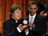 Prezydent wr�czy� nagrod� ex-Beatlesowi