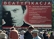 Telebim podczas uroczystości beatyfikacyjnych ks. Jerzego Popiełuszki na pl. Piłsudskiego w Warszawie