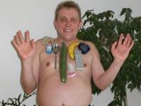 Polski cz�owiek-magnes. Przyci�ga nawet og�rki!