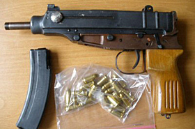 Policja rozbi�a bogat� "dziupl�". Zabezpieczono bro�, motory i zapalniki
