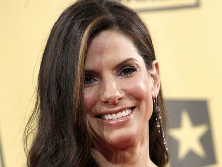 Sandra Bullock �pi trzy godziny na dob�