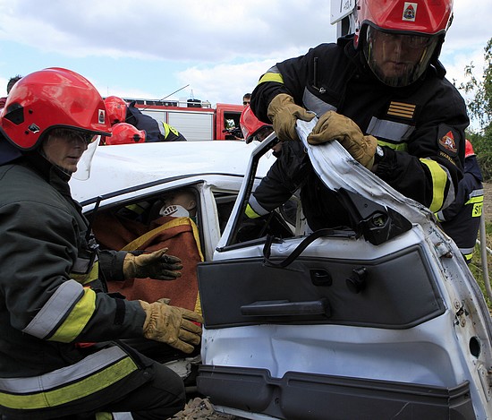 Rozp�dzona lokomotywa i Cinquecento - zdj�cia ze starcia