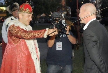 Bruce Willis w Warszawie dosta� mieczem