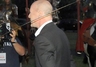 Bruce Willis w Warszawie dosta� mieczem