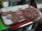 Burgery z lw�w rozjuszy�y ekolog�w