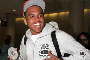 Chris Brown udaje Michaela Jacksona i p�acze WIDEO