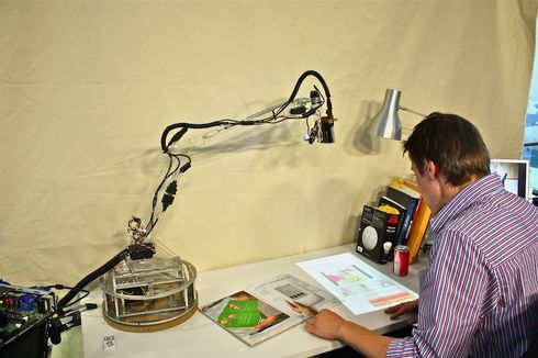 zrobotyzowana lampka, zmienia biurko w cyfrowy interfejs