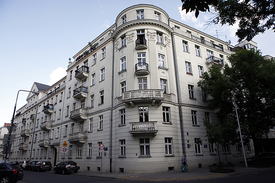 S�siedzi Komorowskiego wywiesili napis na kamienicy