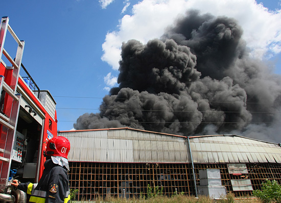To nie szyb naftowy p�onie, ale polska fabryka - zdj�cia