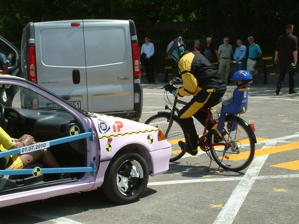 Crash test z udzia�em rowerzysty