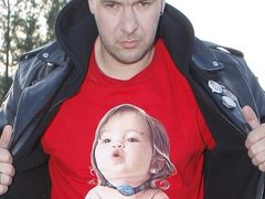 Taki du�y, a ubiera si� jak ch�opiec