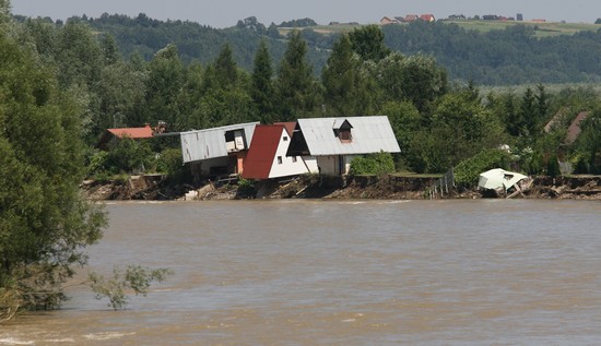 Wezbrana rzeka zniszczy�a domy letniskowe - zdj�cia