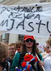 "Gdzie jest Mariusz?!" - zastanawiali się zgromadzeni przed Pałacem Prezydenckim, ubrani na kolorowo młodzi ludzie. Przynieśli ze sobą mupeta Elmo i konika na biegunach
