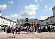 Tablica montowana jest na Pałacu Prezydenckim od strony Krakowskiego Przedmieścia