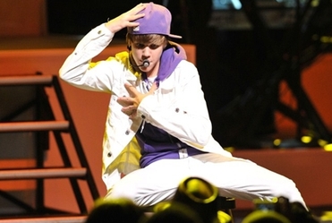 Justin Bieber trafiony... butelk� WIDEO