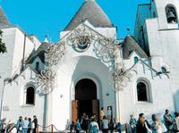 Poga�skie symbole w mie�cie Alberobello