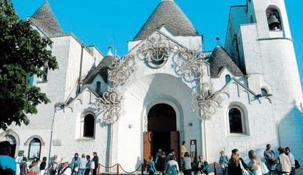 Poga�skie symbole w mie�cie Alberobello