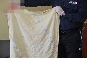 Porzuci�a male�kie dziecko na klatce schodowej