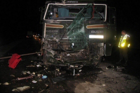Tragedia na �wiat�ach - tir staranowa� stoj�ce auta