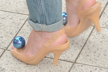Mo�ek oddaje swoje �liczne buty! FOTO