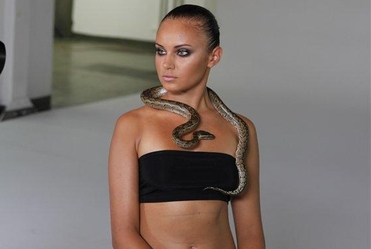 Top model. Modelki ze strasznymi zwierzakami FOTO