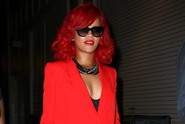 Rihanna w ognistej czerwieni FOTO