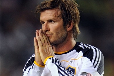 Beckham rzuca si� na kibica! WIDEO