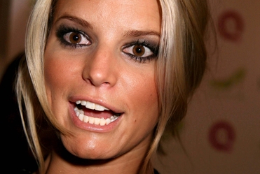 Jessica Simpson zwraca... ale �piewa