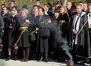 Rodziny ofiar i ks. Wojciech Drozdowicz, który przewodzi pielgrzymce, podczas uroczystości na miejscu katastrofy samolotu Tu-154M